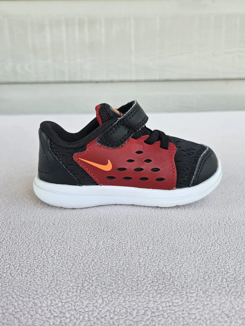 Nike Flex Run TD Sneaker Toddler SZ 6C Hook & Loop Black Red 904239-005